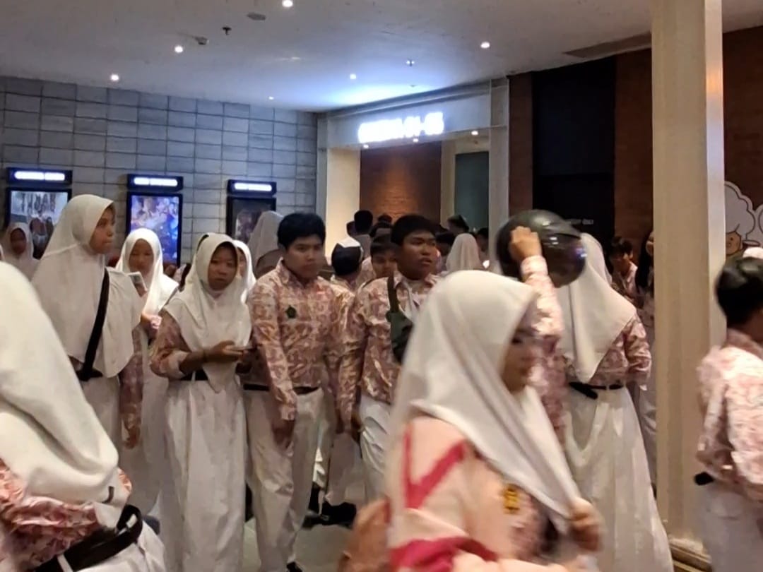 Kegiatan Nonton Bareng “Jam Pasir Ajaib” SMP Negeri 5 Samarinda